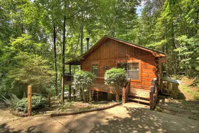 Image de Whimsical Setting, Pet Friendly, Porch Swing