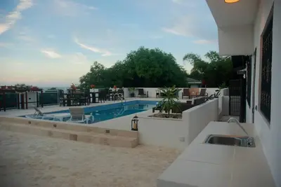 Image de 5bd villa on top of the hill, sea views, pool/Wi-Fi/cable Tv/parking