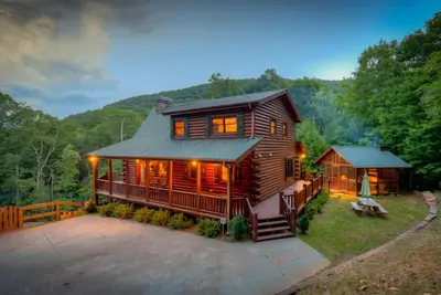 Image de Bigfoot of Blue Ridge - Mountain View above Blue Ridge Lake | Hot Tub | Movie Room | Pool Table
