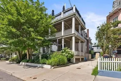 Image de Breathtaking 3 bed/3 bath condo with front porch with views of the ocean and Victorian architecture!
