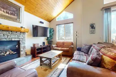 Image de Pet-Friendly Modern Home. Great Views, Hot Tub & Gas Grill. Near The Village
