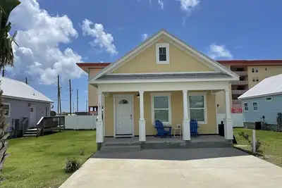 Image de Boho Bungalow- Pet Friendly- Community Pool- 60 Secs to the Beach!