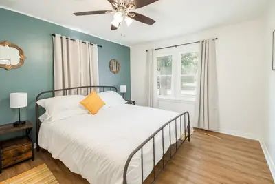 Image de Clean & Comfortable Cottage in the Heart of Hutch!
