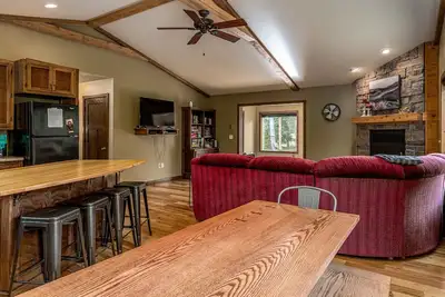 Image de ** New home w/ wood fireplace, tucked in peaceful woods centrally located! !