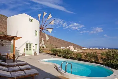 Image de Green Windmill Santorini luxury villa with private pool and sea view