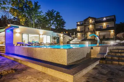 Villa with stunning underwater view, fenced private park