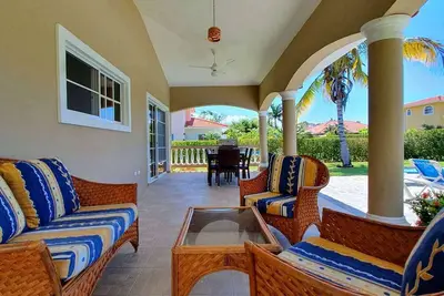 7bd/7bth  residence with Tennis/Basket/Soccer courts near beach/shops/bars