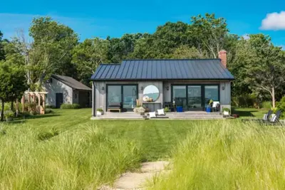 Image de Gorgeous beach house with panoramic water views!