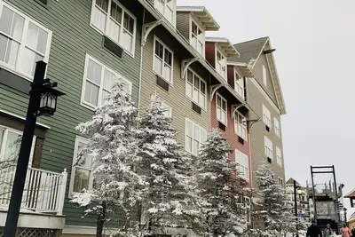 Image de Ski In\/Out (In the Village)