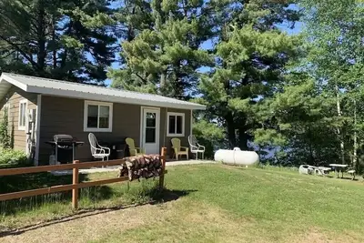 Image de Sam’s Place (Cabin 1)on Long Lake, near shoreline, quiet. Own dock available.