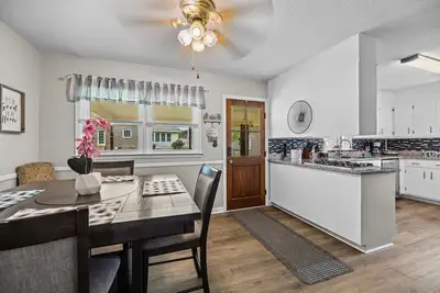 Image de Come stay and enjoy the cozy & comfortable Frances House!