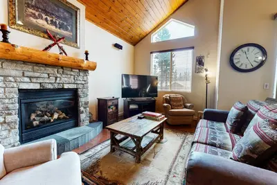 Image de Mammoth Gateway Village 7 Pet-Friendly, Mountain Modern with Private Jacuzzi and 2 Car Garage by RedAwning
