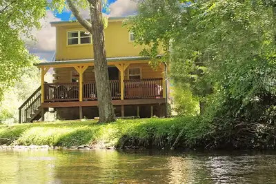 Image de Yellow Cabin on the River: Free Attraction Tickets, Pet Friendly, Hot Tub & River Access