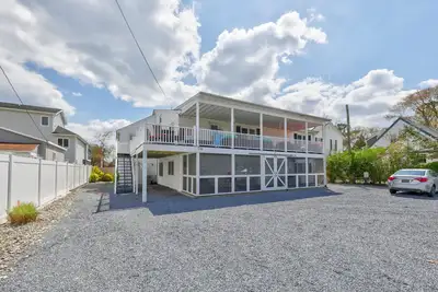 Image de 1 Block to Beach, 2 Decks, 4 Parking Spaces! ! Sat to sat from July and August