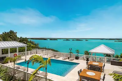 Image de Spectacular Luxury Private Villa – 8bd, waterfront pool directly on Chalk Sound