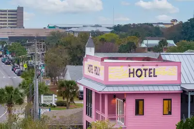 Image de Boutique Hotel Folly Room 6: King Deluxe Studio - cozy porch views of the Folly River
