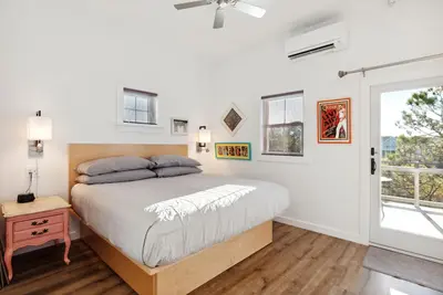Image de Boutique Hotel Folly Room 8: Deluxe Studio with a spacious deck and marsh views