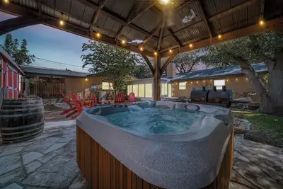 Image de 4br Home W Hot Tub I Blocks from Main St I Minutes to Famous Wine Country Trail!