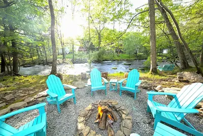 Image de Waterfront Family Lodge w\/ fireplace, game room, sauna, indoor pools & skiing