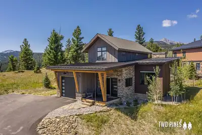 Image de Spacious Home! Stunning Mountain Views! Private Deck, Grill, Hot Tub, 7Min Drive