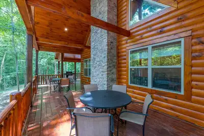 Image de Newer 4 br, 2 ba cabin on wooded acreage.