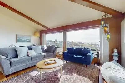 Image de Lovely Home Near Beach w/Private W/D & Free WiFi - Panoramic Ocean Views Await