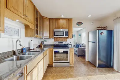 Image de Oceanside Home Short Walk to Two Beaches w/Free WiFi, Private Hot Tub, & Deck