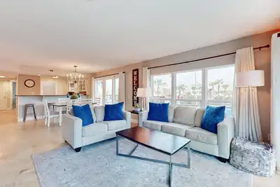 Image de Second-floor oceanfront condo with pool & hot tub, high-speed WiFi, Ac & W/D