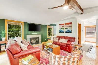 Image de Dog-Friendly Wooded Chalet w/ Fast WiFi, a Private Hot Tub, & Furnished Decks