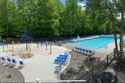 Image de 4br Big Bass Lake house in Heart of Poconos. \/HotTub\/Beach\/Lakes\/Pools\/GameRoom