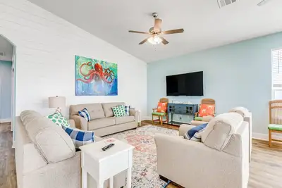 Image de Stylish dog-friendly home near the beach with large deck & firepit