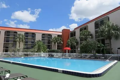 Image de Disney Group Getaway! 2 Comfy Units, Close to Universal! Pool, Breakfast.