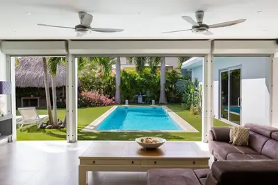 Image de Villa Nostalgia - Stylish 4 Bedroom modern design and easily accessible