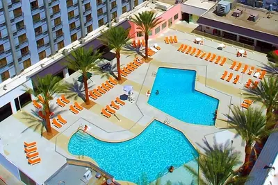 Image de “Entertainment Capital of the World! ”! 2 Modern Units, Onsite Dining, Casino!