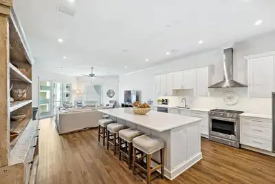 Image de Luxury Townhome at Regency Cabanas A2 with 2 pools and gorgeous Gulf Views!