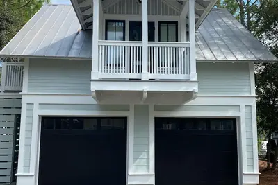 Image de Clean & Newly Renovated Carriage House. 1 blk to Camp Watercolor. Perfect for 2!