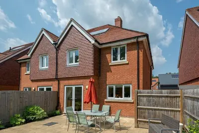 Pass the Keys | Cheerful 2-Bedroom house with Private parking
