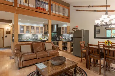 Image de Jhrl - Larkspur 1224, Beautifully renovated, spacious retreat