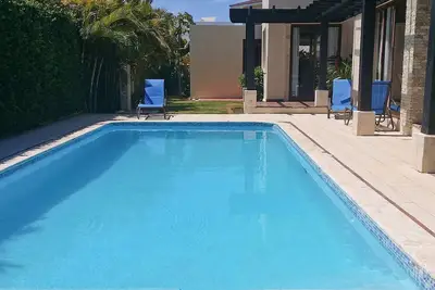 Spacious guest-friendly 9bd complex, 2 minutes walk to the sandy beach!