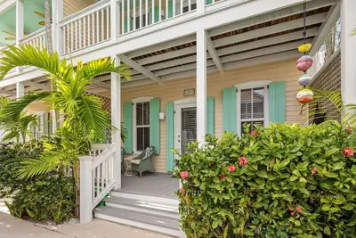 Image de ~Reel Paradise~Beautiful private townhouse in a small gated community.
