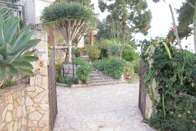 Image de Directly by the sea. Private access to the beach