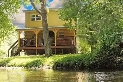 Image de Yellow Cabin on the River by RedAwning