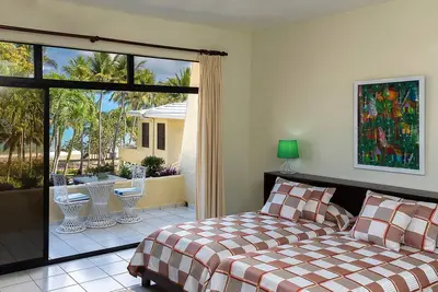 Image de Top-floor guest-friendly studio right on sandy beach, nears clubs/bars
