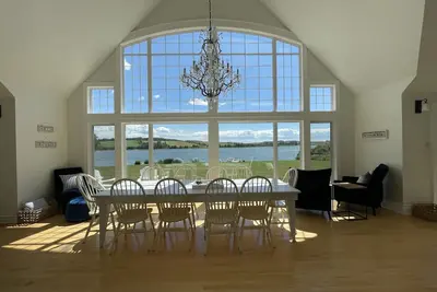 Image de Aug 2-9 Last Minute Discount! Stunning Waterfront Property With Hot Tub
