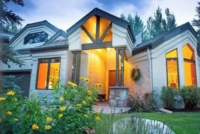 Image de Charming Luxe 5br—Ski Shuttle & walk to lift, 2 living room, game & movie room
