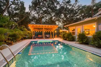 Image de Tropical Retreat near beaches with amazing Pool, Cabana, Hot Tub & Patio areas!