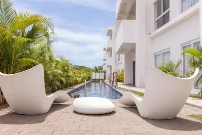 Bright and stylish new condo, 5 min walk to the beach.