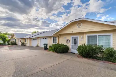 Image de We Are A Charming Duplex/ 2 Homes 4 Bedroom 4 Bath /2 Garages +Ev