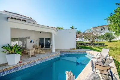12bd villa complex in beachfront residence, guest-friendly, cable Tv/WiFi/pools