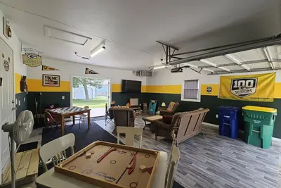 Image de Packer themed, renovated 3 bedroom, 2 1/2 bath home- Lambeau Field 12 min walk.